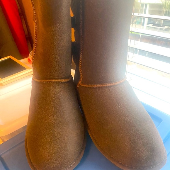 Bearpaw Distressed Boots - Picture 4 of 7